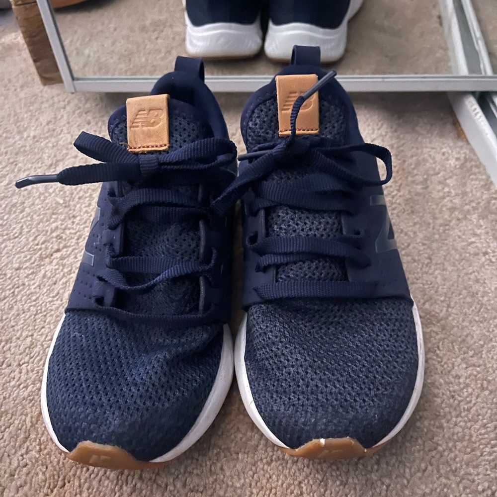 Navy new balance tennis shoes